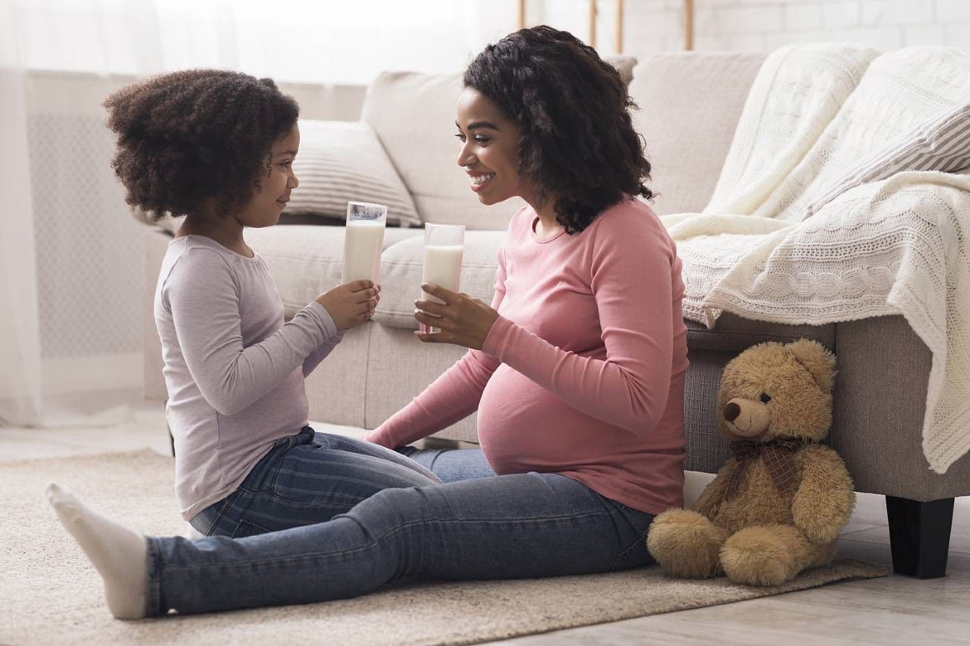 Child and pregnant woman drinking milk